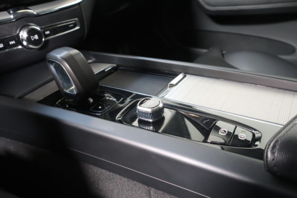 Esittelykuva VOLVO XC60 lataushybridiautosta.