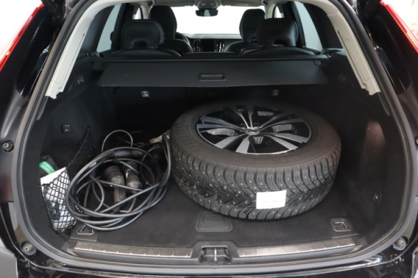 Esittelykuva VOLVO XC60 lataushybridiautosta.