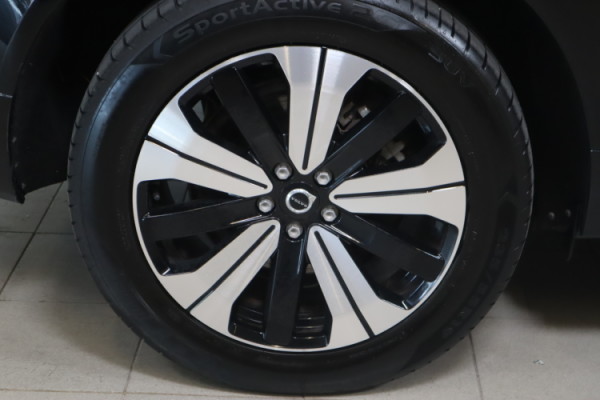 Esittelykuva VOLVO XC60 lataushybridiautosta.