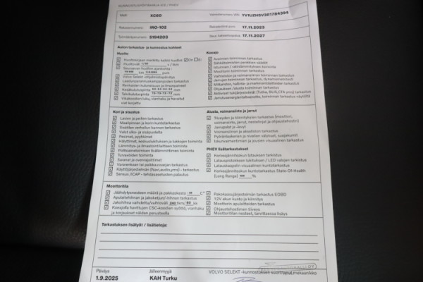 Esittelykuva VOLVO XC60 lataushybridiautosta.
