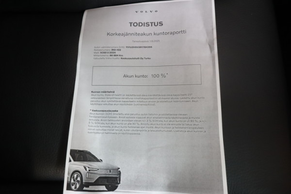 Esittelykuva VOLVO XC60 lataushybridiautosta.