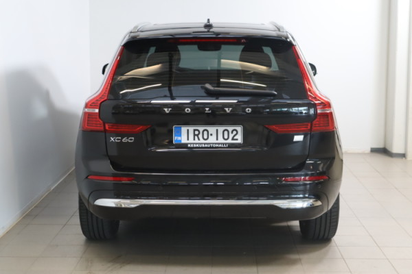 Esittelykuva VOLVO XC60 lataushybridiautosta.