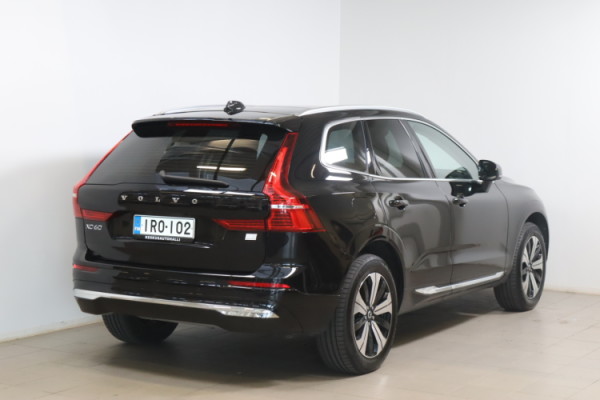 Esittelykuva VOLVO XC60 lataushybridiautosta.