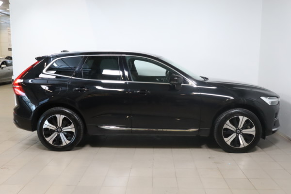 Esittelykuva VOLVO XC60 lataushybridiautosta.