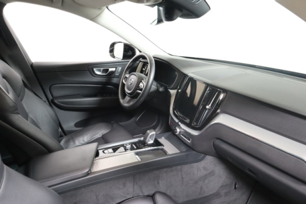 Esittelykuva VOLVO XC60 lataushybridiautosta.