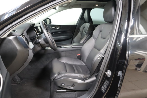 Esittelykuva VOLVO XC60 lataushybridiautosta.