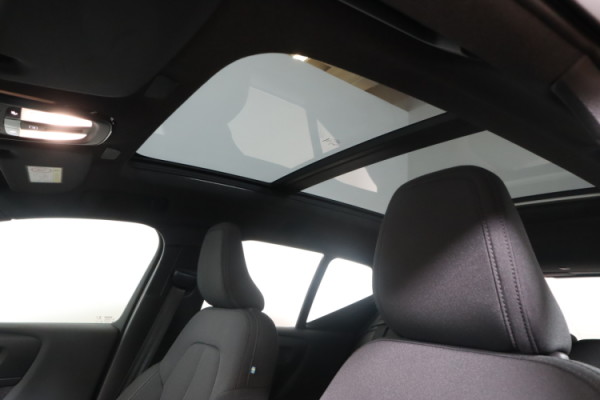 Esittelykuva VOLVO XC40 täyssähköautosta.
