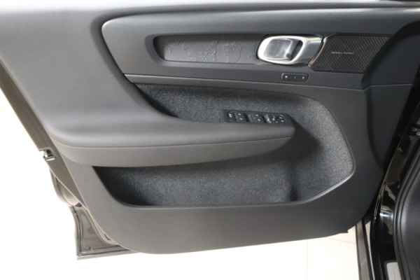 Esittelykuva VOLVO XC40 täyssähköautosta.
