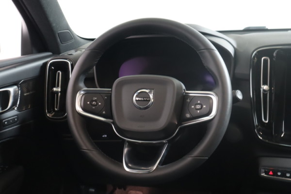 Esittelykuva VOLVO XC40 täyssähköautosta.