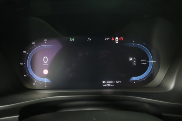 Esittelykuva VOLVO XC40 täyssähköautosta.