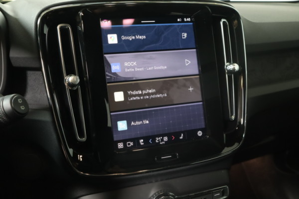 Esittelykuva VOLVO XC40 täyssähköautosta.