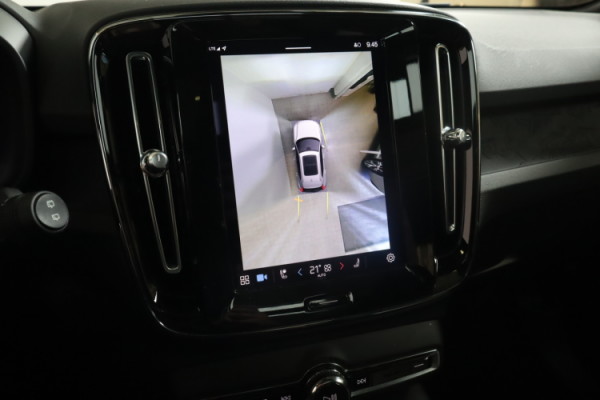 Esittelykuva VOLVO XC40 täyssähköautosta.