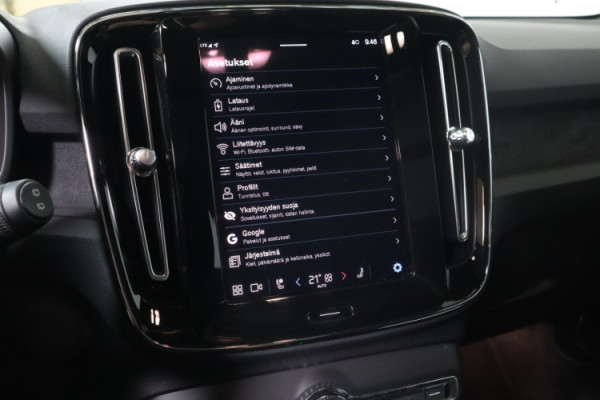 Esittelykuva VOLVO XC40 täyssähköautosta.