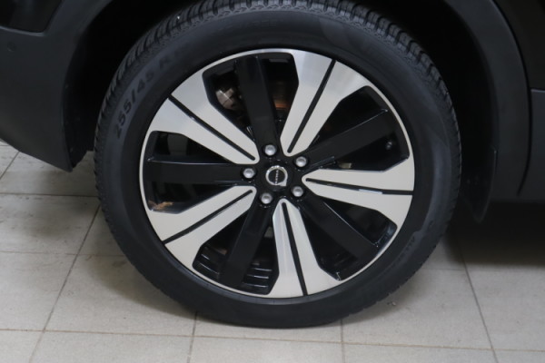 Esittelykuva VOLVO XC40 täyssähköautosta.