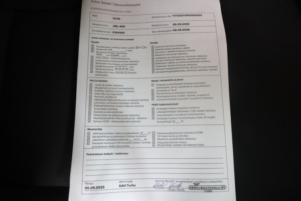 Esittelykuva VOLVO XC40 täyssähköautosta.