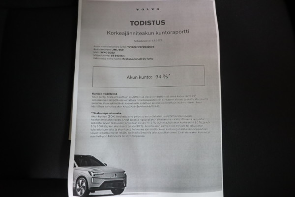 Esittelykuva VOLVO XC40 täyssähköautosta.