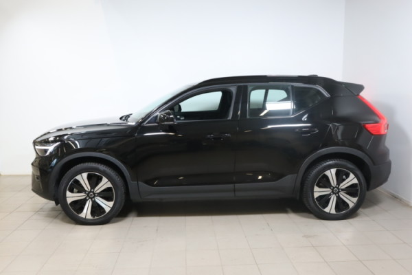 Esittelykuva VOLVO XC40 täyssähköautosta.