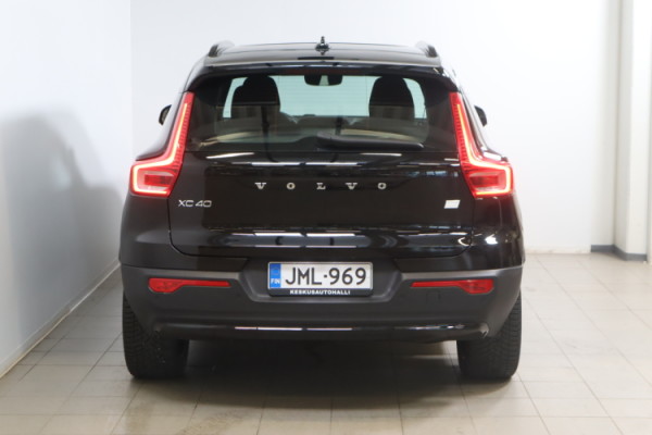 Esittelykuva VOLVO XC40 täyssähköautosta.