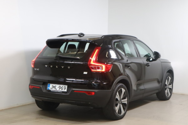 Esittelykuva VOLVO XC40 täyssähköautosta.