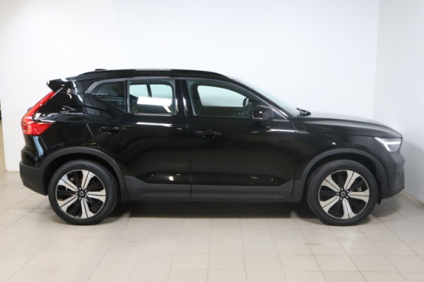 Esittelykuva VOLVO XC40 täyssähköautosta.
