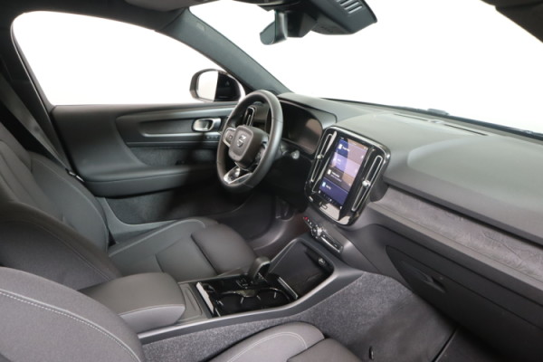 Esittelykuva VOLVO XC40 täyssähköautosta.