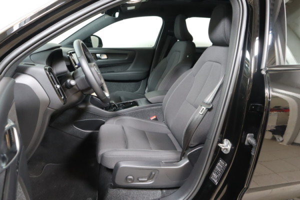 Esittelykuva VOLVO XC40 täyssähköautosta.