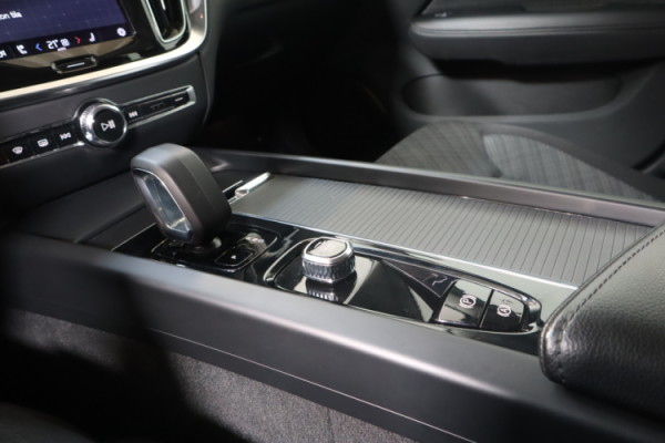 Esittelykuva VOLVO V60 bensiiniautosta.