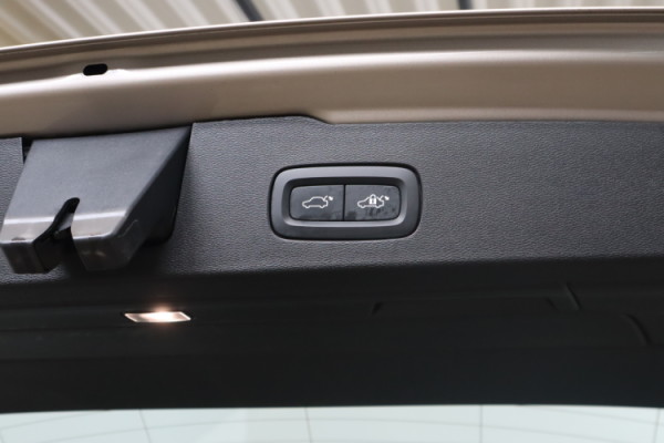 Esittelykuva VOLVO V60 bensiiniautosta.