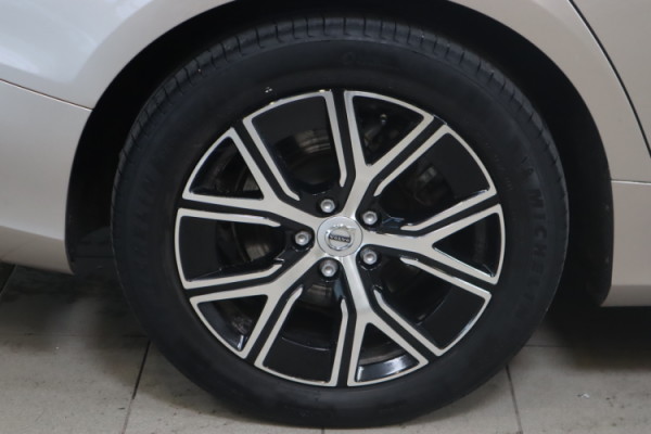 Esittelykuva VOLVO V60 bensiiniautosta.