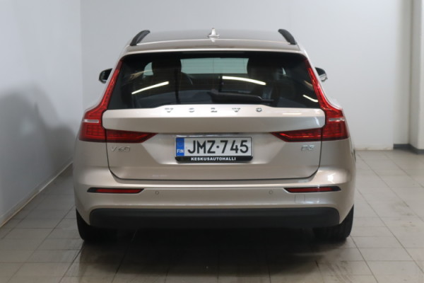 Esittelykuva VOLVO V60 bensiiniautosta.
