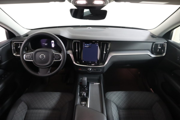 Esittelykuva VOLVO V60 bensiiniautosta.