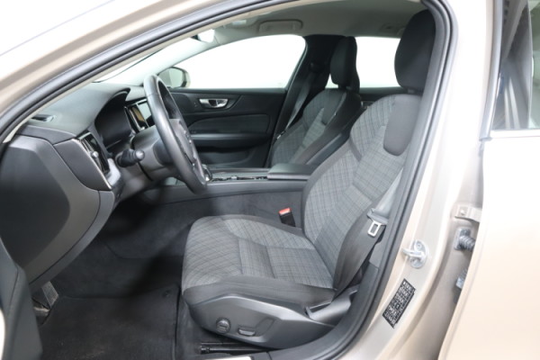 Esittelykuva VOLVO V60 bensiiniautosta.