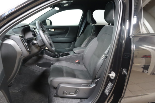 Esittelykuva VOLVO EX40 täyssähköautosta.