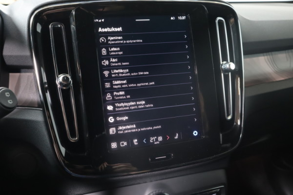 Esittelykuva VOLVO EX40 täyssähköautosta.