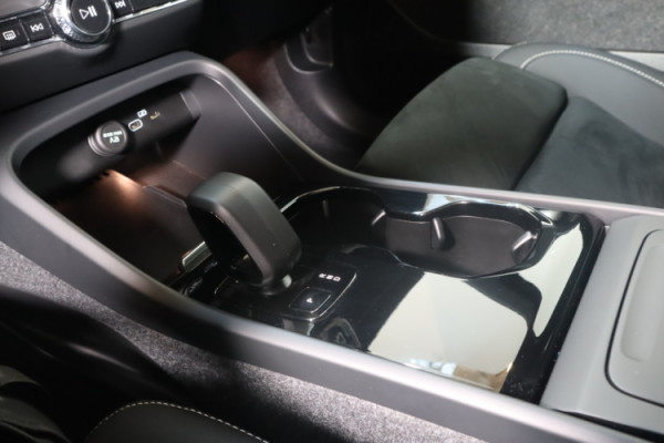 Esittelykuva VOLVO EX40 täyssähköautosta.