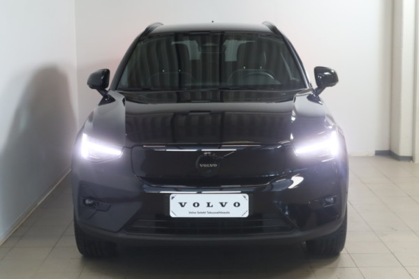 Esittelykuva VOLVO EX40 täyssähköautosta.