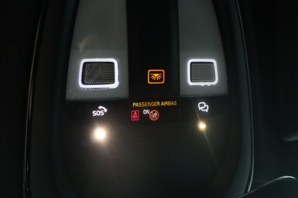 Esittelykuva VOLVO EX40 täyssähköautosta.