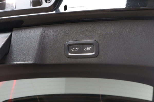 Esittelykuva VOLVO EX40 täyssähköautosta.