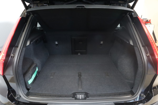 Esittelykuva VOLVO EX40 täyssähköautosta.