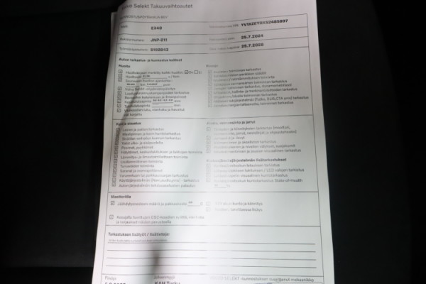 Esittelykuva VOLVO EX40 täyssähköautosta.