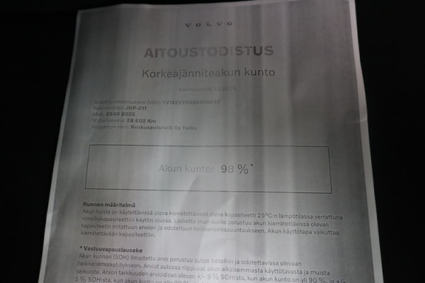 Esittelykuva VOLVO EX40 täyssähköautosta.