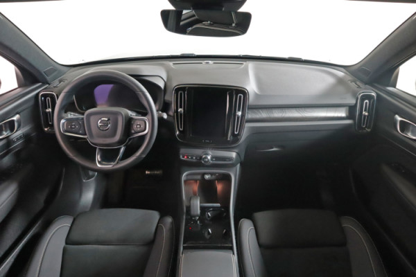 Esittelykuva VOLVO EX40 täyssähköautosta.