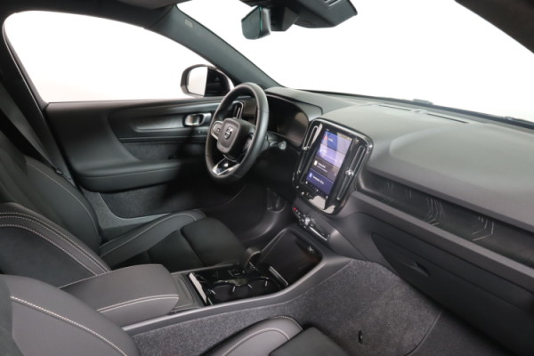 Esittelykuva VOLVO EX40 täyssähköautosta.