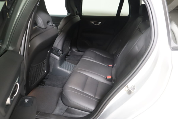Esittelykuva VOLVO V60 lataushybridiautosta.