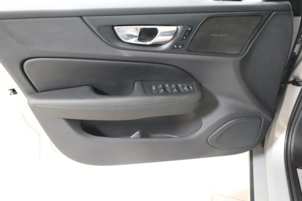 Esittelykuva VOLVO V60 lataushybridiautosta.