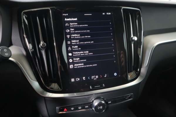 Esittelykuva VOLVO V60 lataushybridiautosta.
