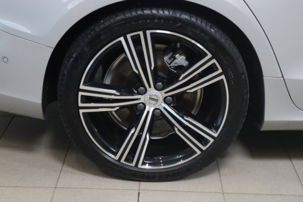 Esittelykuva VOLVO V60 lataushybridiautosta.