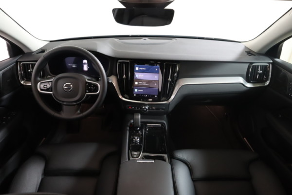 Esittelykuva VOLVO V60 lataushybridiautosta.