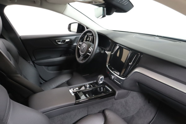 Esittelykuva VOLVO V60 lataushybridiautosta.