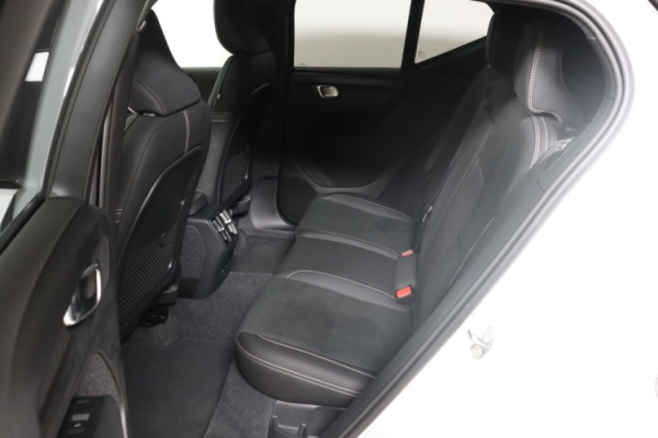 Esittelykuva VOLVO EX40 täyssähköautosta.